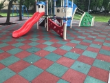 Резиновая плитка на детской площадке